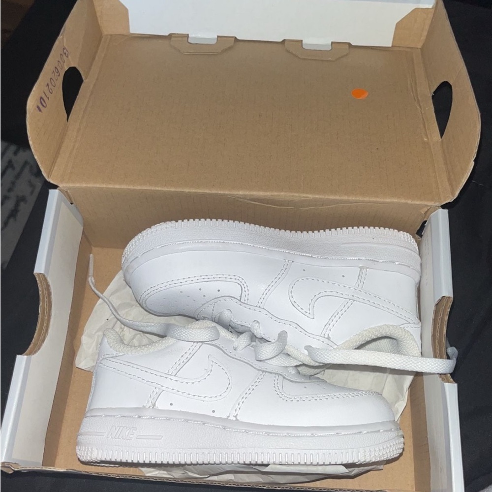 Nike White Sneakers Classic Low-Top Design